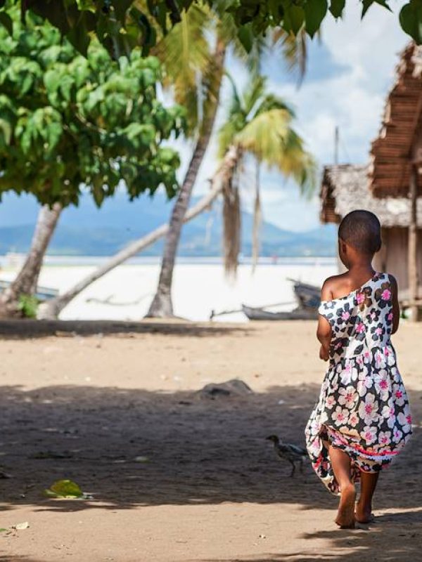646052-1260x630-scene-de-vie-dans-un-village-borde-par-l-ocean-madagascar
